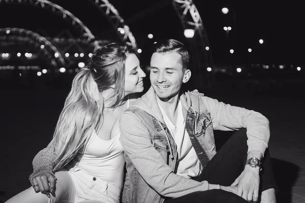 美しい少女と笑顔とポーズを夜のワールド カップ スタジアムの前でライト ボルゴグラード アリーナの背景に夏男の愛情のあるカップル — ストック写真