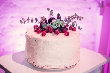 tatlı kek çilek ile bir restoranda bir masada düğün lezzetli şeker tablo partisi için