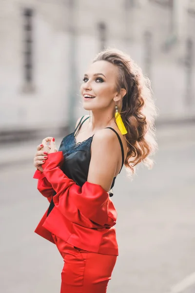 Retrato Uma Bela Menina Brilhante Estilo Vida Rua Sorrindo Posando — Fotografia de Stock