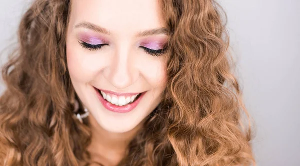 Retrato Hermosa Joven Rubia Rizada Posando Estudio Con Maquillaje Profesional — Foto de Stock