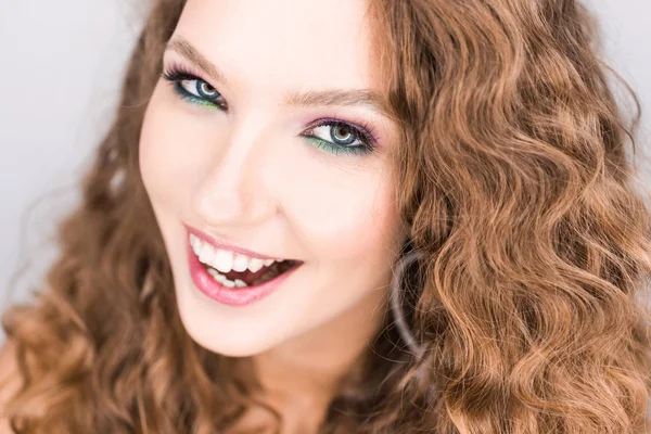 Retrato Hermosa Joven Rubia Rizada Posando Estudio Con Maquillaje Profesional —  Fotos de Stock