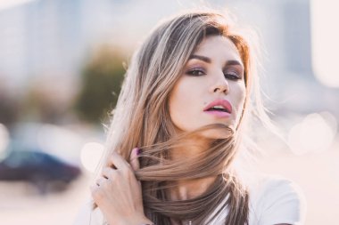 duygusal portre moda şık genç hipster sarışın kadın, zarif Bayan, parlak renkler elbise, serin kız seksi. Şehir görünümü kentsel yaşam tarzı arka plan.