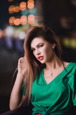Duygusal portre moda şık genç hipster sarışın kadın, zarif Bayan, yeşil top ve kırmızı etek, serin kız seksi. Şehir görünümü kentsel yaşam tarzı karanlık kafe arka plan.