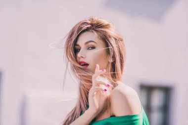 duygusal portre moda şık genç hipster sarışın kadın, zarif Bayan, yeşil top ve kırmızı etek, serin kız seksi. Şehir görünümü kentsel yaşam tarzı arka plan.