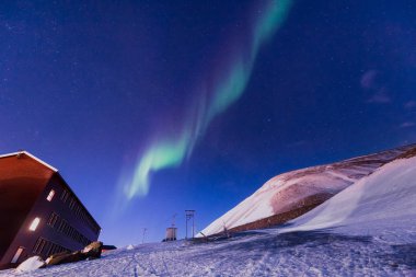 Norveç Svalbard Longyearbyen şehir Dağları'nda kutup kutup kuzey ışıkları aurora borealis gökyüzü yıldız