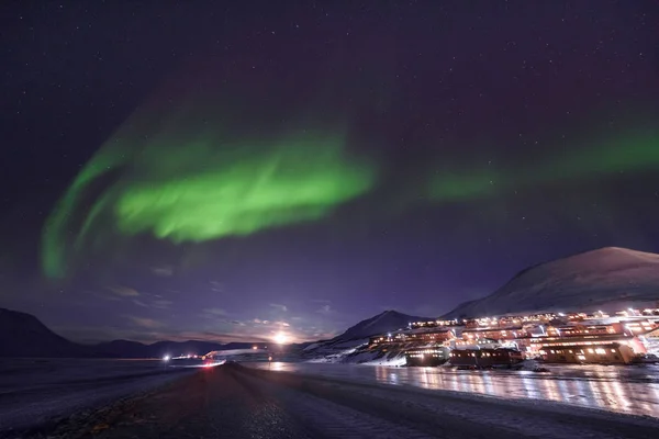 Norveç Svalbard Longyearbyen Şehir Dağları Nda Kutup Kutup Kuzey Işıkları — Stok fotoğraf