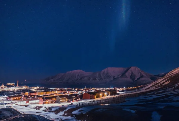 Norveç Svalbard Longyearbyen şehir Dağları'nda kutup kutup kuzey ışıkları aurora borealis gökyüzü yıldız