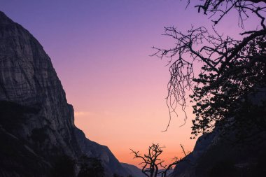 Manzara seyahat etmek taş giderken Norveç Doğa, dağlar, tam bir özgürlük hissi Sunset'teki dağlar kjeragbolten kjerag
