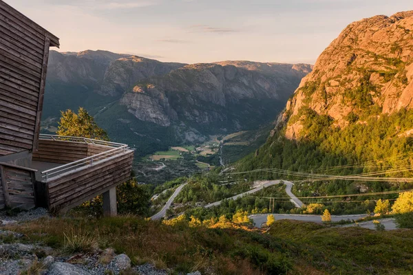 ノルウェーの自然 夕日の完全な自由の感じの山 Kjeragbolten Kjerag の石への道旅行を風景します — ストック写真