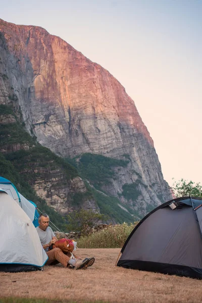 Retrato Viaje Plan Extremo Para Apuesto Anciano Piedra Del Kjerag — Foto de Stock