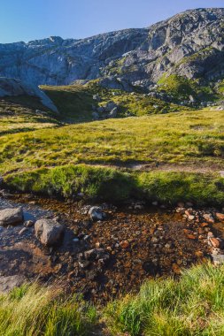 Manzara seyahat etmek taş giderken Norveç Doğa, dağlar, tam bir özgürlük hissi Sunset'teki dağlar kjeragbolten kjerag