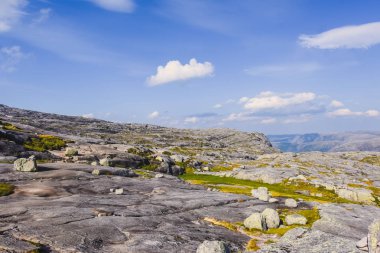 Manzara seyahat etmek taş giderken Norveç Doğa, dağlar, tam bir özgürlük hissi Sunset'teki dağlar kjeragbolten kjerag
