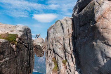 Norveç, selfie, özgürlük elinde tutan bir smartphone dağlar kjeragbolten kjerag taştan yakışıklı yaşlı adam için bir aşırı planı seyahat portresi