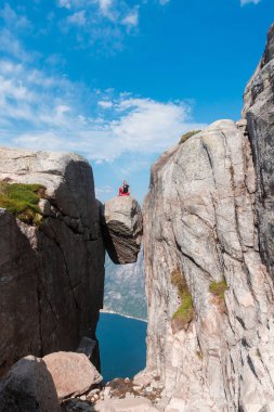 Norveç, tam bir özgürlük hissi dağlar kjeragbolten kjerag taştan kız için bir aşırı planı seyahat portresi 