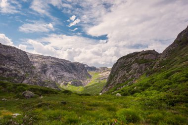 Manzara seyahat etmek taş giderken Norveç Doğa, dağlar, tam bir özgürlük hissi Sunset'teki dağlar kjeragbolten kjerag