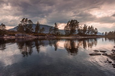 Manzara seyahat etmek taş giderken, Norveç, gün batımı göl ağaçların yansıması dağlar kjeragbolten kjerag