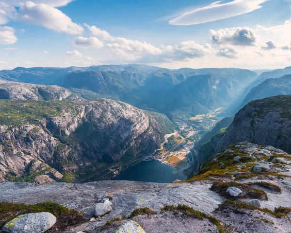 Viagem Paisagem Caminho Pedra Kjerag Nas Montanhas Kjeragbolten Noruega Natureza — Fotografia de Stock