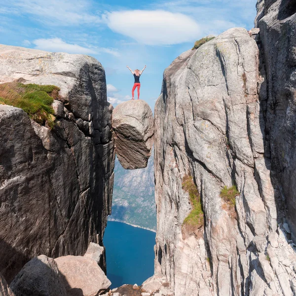 Portrait Extreme Plan Travel Girl Stone Kjerag Mountains Kjeragbolten Norway — Stock Photo, Image