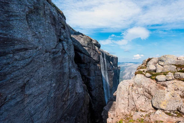 Viagem Paisagem Caminho Pedra Kjerag Nas Montanhas Kjeragbolten Noruega Natureza — Fotografia de Stock