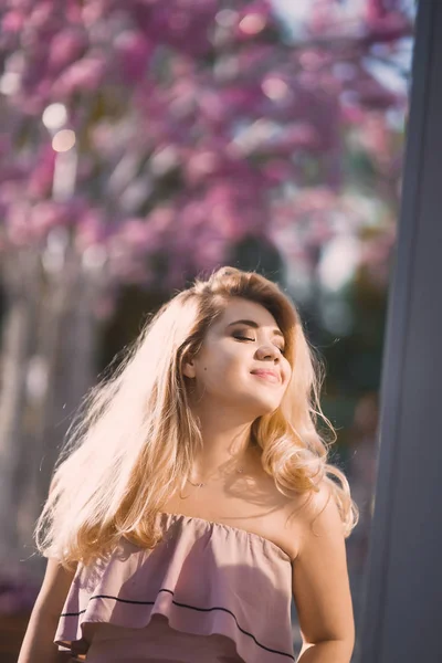 Retrato Menina Loira Bonita Óculos Sol Com Lábios Inchados Corpo — Fotografia de Stock