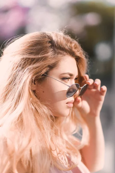 Retrato Menina Loira Bonita Óculos Sol Com Lábios Inchados Corpo — Fotografia de Stock