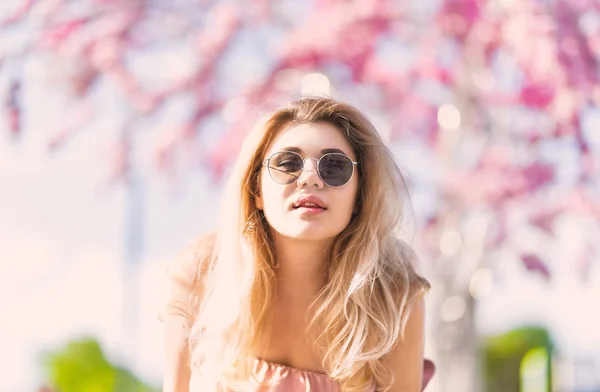 Porträt Schöne Junge Blonde Mädchen Mit Sonnenbrille Mit Geschwollenen Lippen — Stockfoto