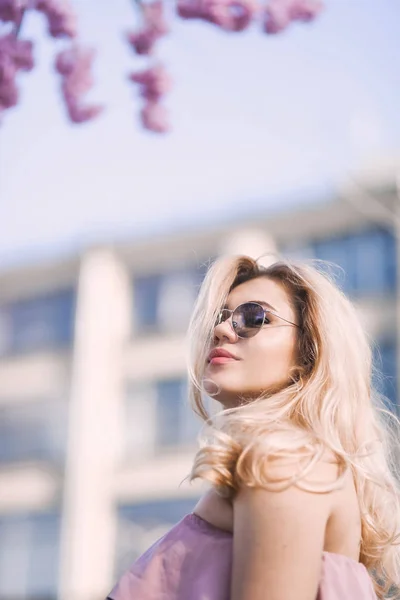푹신한 입술과 화창한 날에는 배경에 분홍색 거리에 여성의 몸매와 선글라스에 — 스톡 사진