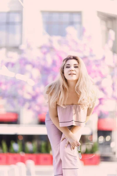 Portrait Belle Jeune Fille Blonde Lunettes Soleil Avec Des Lèvres — Photo