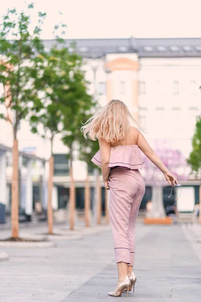 Retrato Hermosa Joven Rubia Gafas Sol Con Labios Hinchados Cuerpo — Foto de Stock