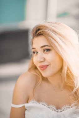 Portre güzel kabarık dudakları ve seksi kadınsı vücut üzerinde sokak stil güneşli günde poz ile güneş gözlüğü genç sarışın kız 