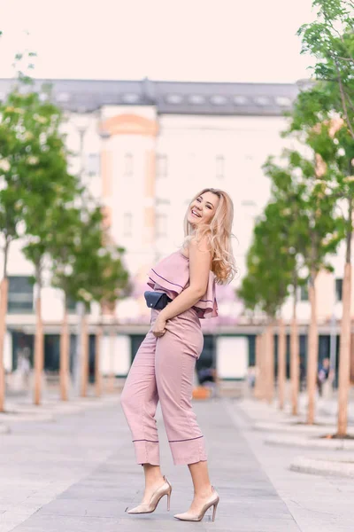 Retrato Menina Loira Bonita Óculos Sol Com Lábios Inchados Corpo — Fotografia de Stock