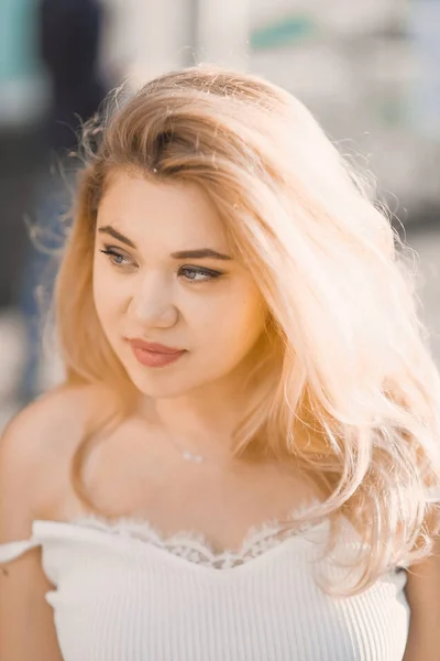 Portret Mooie Jonge Blonde Meisje Zonnebril Met Gezwollen Lippen Sexy — Stockfoto