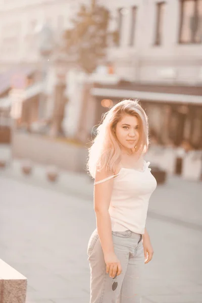 Retrato Menina Loira Bonita Óculos Sol Com Lábios Inchados Corpo — Fotografia de Stock