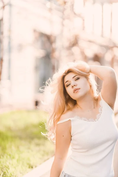 Portrait Belle Jeune Fille Blonde Lunettes Soleil Avec Des Lèvres — Photo