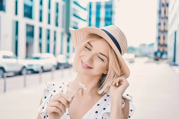 Retrato Hermosa Joven Rubia Sombrero Moderno Con Los Labios Llenos — Foto de Stock