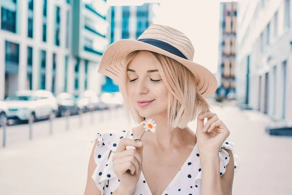 Retrato Hermosa Joven Rubia Sombrero Moderno Con Los Labios Llenos — Foto de Stock