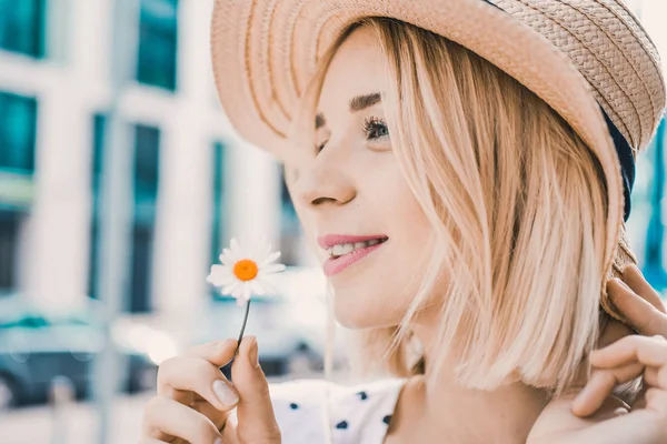 Retrato Hermosa Joven Rubia Sombrero Moderno Con Los Labios Llenos — Foto de Stock