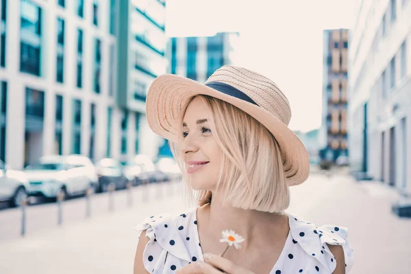 Retrato Hermosa Joven Rubia Sombrero Moderno Con Los Labios Llenos — Foto de Stock