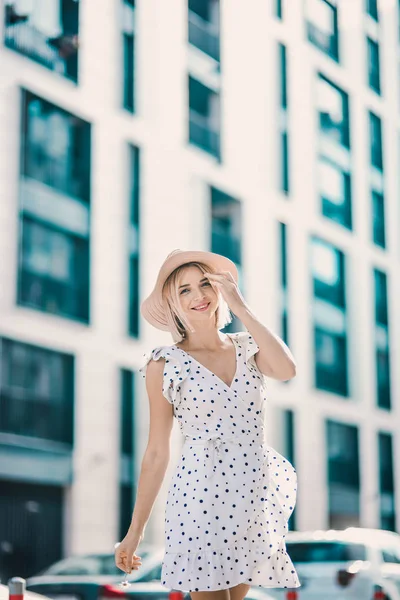 Retrato Hermosa Joven Rubia Sombrero Moderno Con Los Labios Llenos — Foto de Stock