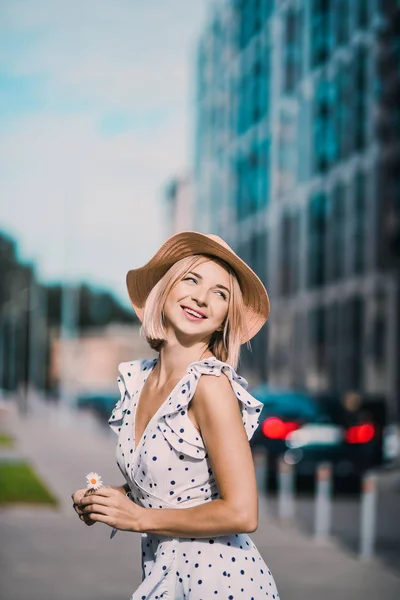 肖像美丽的年轻金发女孩在现代的帽子 充满嘴唇摆姿势和微笑的街头生活方式在晴朗的一天 — 图库照片
