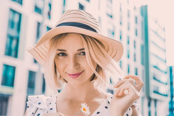 Retrato Menina Loira Bonita Chapéu Moderno Com Lábios Cheios Posando — Fotografia de Stock