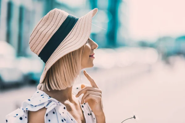 Retrato Hermosa Joven Rubia Sombrero Moderno Con Los Labios Llenos — Foto de Stock