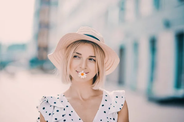 Retrato Menina Loira Bonita Chapéu Moderno Com Lábios Cheios Posando — Fotografia de Stock