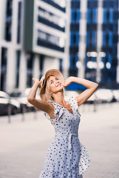 Portrét Krásná Mladá Blondýnka Moderní Čepice Plné Rty Pózuje Usmívá — Stock fotografie