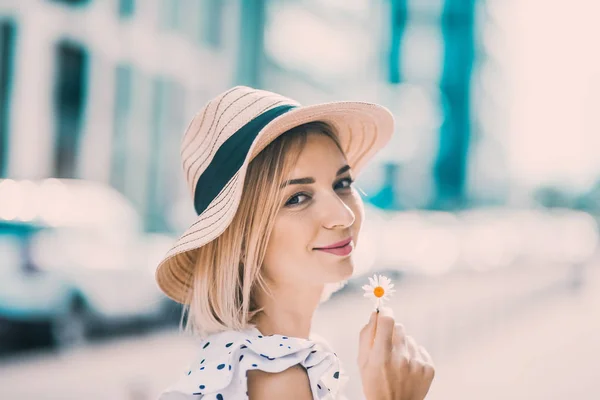 Retrato Menina Loira Bonita Chapéu Moderno Com Lábios Cheios Posando — Fotografia de Stock