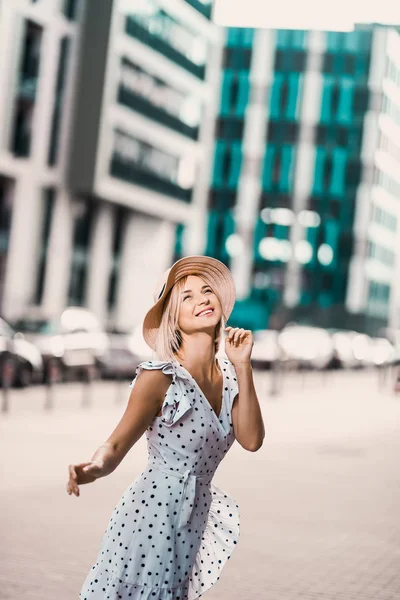 Retrato Menina Loira Bonita Chapéu Moderno Com Lábios Cheios Posando — Fotografia de Stock