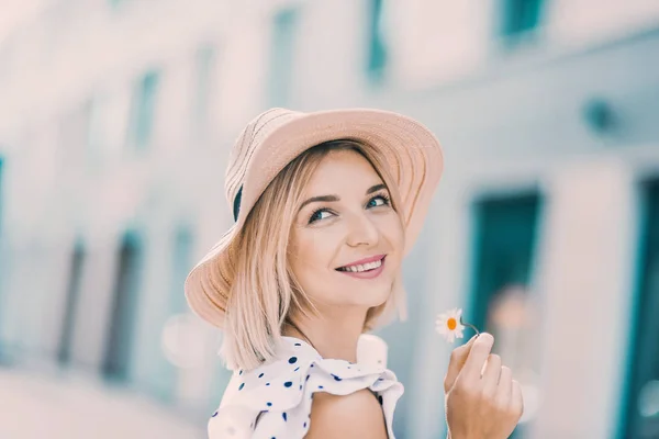 Retrato Menina Loira Bonita Chapéu Moderno Com Lábios Cheios Posando — Fotografia de Stock