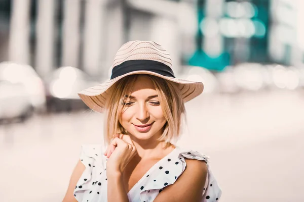 Portrét Krásná Mladá Blondýnka Moderní Čepice Plné Rty Pózuje Usmívá — Stock fotografie