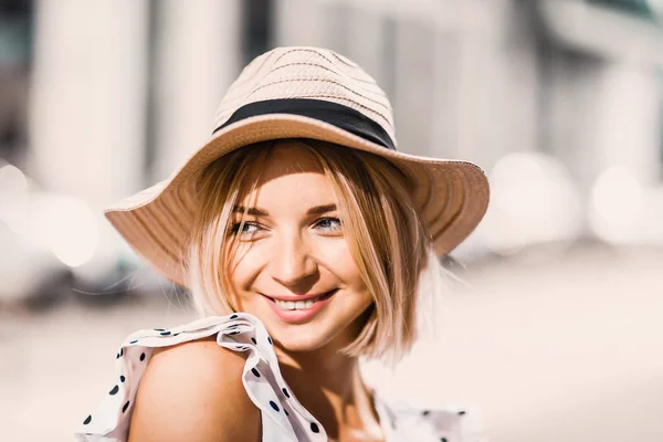 肖像美丽的年轻金发女孩在现代的帽子 充满嘴唇摆姿势和微笑的街头生活方式在晴朗的一天 — 图库照片