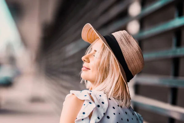 Retrato Menina Loira Bonita Chapéu Moderno Com Lábios Cheios Posando — Fotografia de Stock